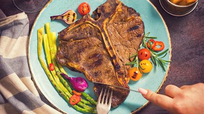 دراسة تفجر مفاجأة: تناول اللحوم يوميا يطيل عمر النساء بشرط واحد