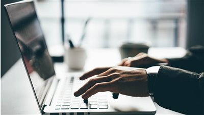 فتاة تتقدم ببلاغ ضد شاب بتهمة التحرش عبر فيسبوك|تفاصيل 