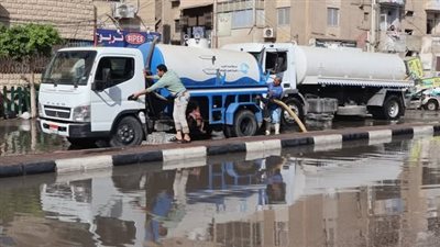 بالصور..رئيس شركة مياه الفيوم يتابع إصلاح عطل طارئ بخط صرف صحي الحادقة