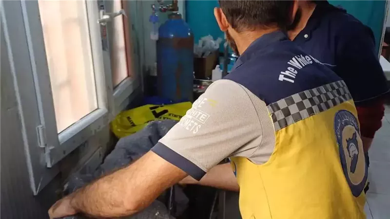 عناصر الدفاع المدني خلال نقل جثث الضحايا 
