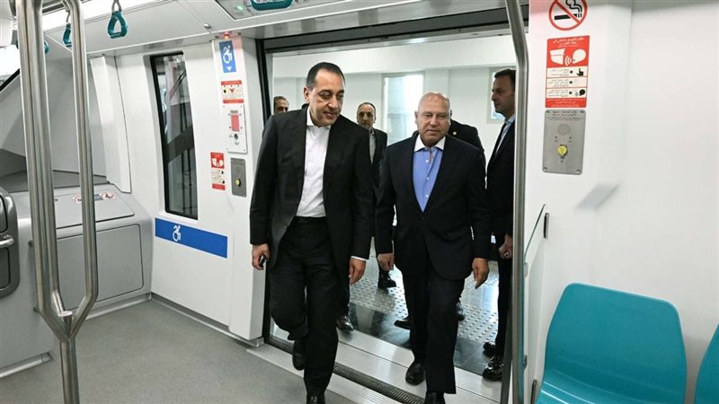 رئيس الوزراء يتفقد  مشروع المونوريل