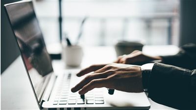 فتاة تتقدم ببلاغ ضد شاب بتهمة التحرش عبر فيسبوك.. وهذه عقوبة المتهم