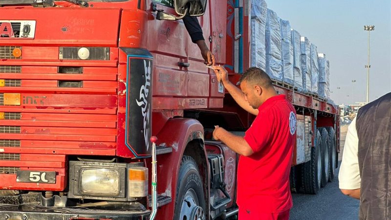 الهلال الأحمر المصري يطلق قافلة «زاد العزة»