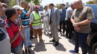 محافظ أسيوط يهنئ عمال النظافة بعيد الأضحى ويوزع الهدايا والعيديات عليهم