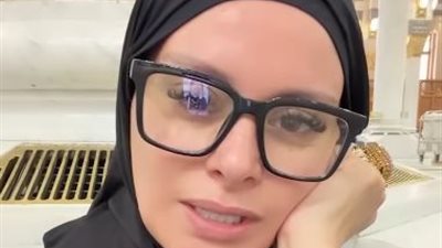 لمياء فهمي ترد على منتقدي الرموش والأظافر من قلب المسجد النبوي