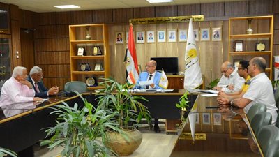 جامعة أسيوط تبحث تطوير مركز التجارب والبحوث الزراعية