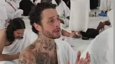  بجسد ملئ بالتاتو.. أحدث ظهور لأحمد الفيشاوي داخل حمام السباحة