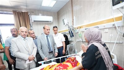 محافظ أسيوط يزور المرضى بمستشفى الإصابات الجامعي ويشاركهم فرحة استعداد عيد الأضحى