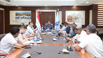 محافظ البحر الأحمر يناقش آليات غلق البحر أثناء سوء الأحوال الجوية