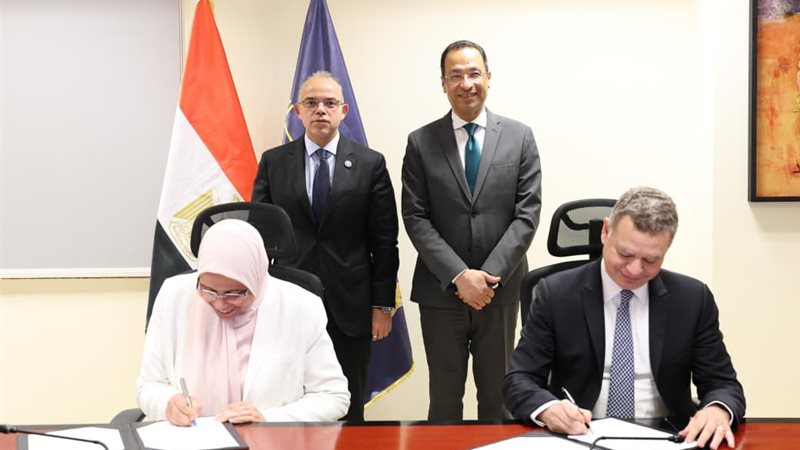 وزيرا الاتصالات والاستثمار يشهدان توقيع بروتوكول