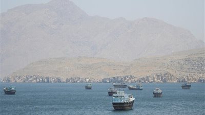 الحرس الثوري: 25 ناقلة وسفينة تجارية عبرت هرمز خلال 24 ساعة وتحذير برد ساحق