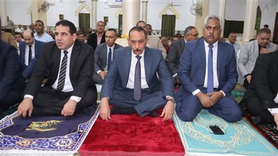 محافظ سوهاج ومدير الامن يؤديان صلاة عيد الأضحى المبارك بمسجد 