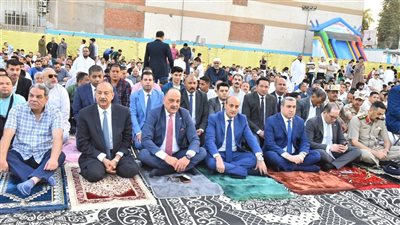 محافظ أسيوط يؤدي صلاة عيد الأضحى بساحة أرض الملاعب