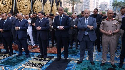 المحافظون ونوابهم يؤدون صلاة العيد.. ويثمنون جهود الأوقاف لتنظيم الساحات والمسا