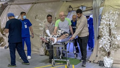 المستشفى الإماراتي العائم يستقبل حالتين جديدتين من غزة