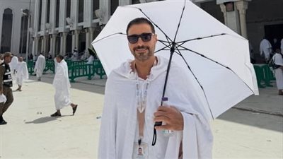 أحمد السعدني يوثق رحلته الأولى للحج برفقة والدته