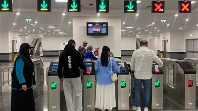 اقبال كبير  من المواطنين من سكان  القاهرة والمحافظات المختلفة على مونوريل شرق النيل