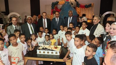 محافظ سوهاج يشارك أطفال مؤسسة البنين وجمعية تحسين الصحة فرحتهم بعيد الاضحى