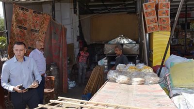 محافظ أسوان يوجه بغلق مخبز وضبط سرقات بترولية بمحطة وقود خلال جولة ميدانية