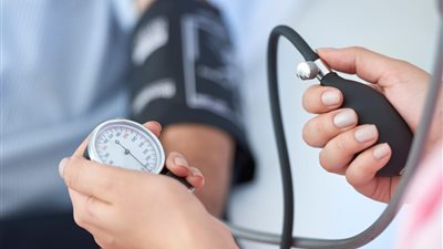 وزارة الصحة تحذر من مخاطر ارتفاع ضغط الدم وتدعو لتقليل الأملاح والمخللات