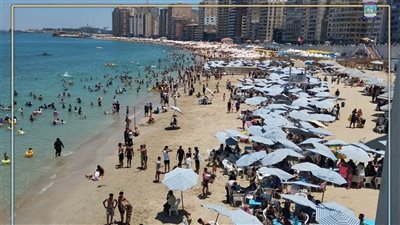 شواطئ الإسكندرية كاملة العدد في ثاني أيام العيد.. والهانوڤيل يستقبل المواطنين مجانًا
