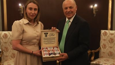 أبو ريدة يتبادل الدروع التذكارية مع رئيسة بعثة منتخب روسيا 