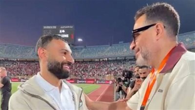 بالأحضان.. حفاوة استقبال بين ماجد المصري وصلاح في ودية مصر وروسيا