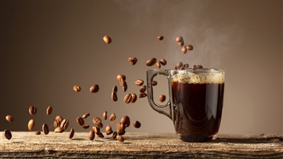 الوهم الأكبر في فنجانكِ.. لماذا يخدعنا الكافيين بنومٍ زائف؟