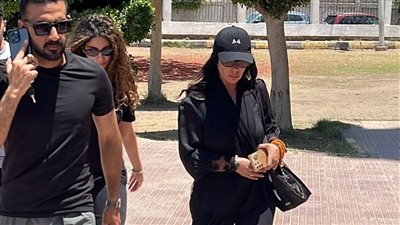 منى زكي تساند أحمد حلمي في جنازة والدته بمسجد ناصر ببنها