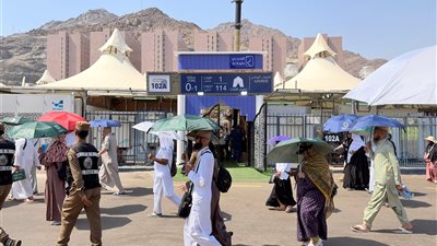 متابعة ميدانية مستمرة للاطمئنان على حجاج السياحة بمشعر منى واستقرار الأوضاع داخل المخيمات 