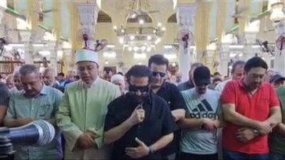 أحمد حلمي يؤم المصلين في صلاة جنازة والدته بمسجد ناصر ببنها