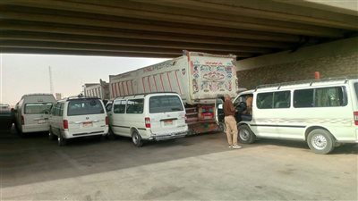 محافظ أسوان يعلن إجراءات حاسمة ضد سيارات السيرفيس المخالفة لخطوط السير