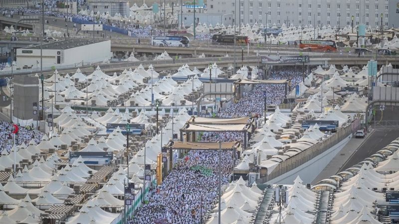 الحجاج يرمون الجمرات