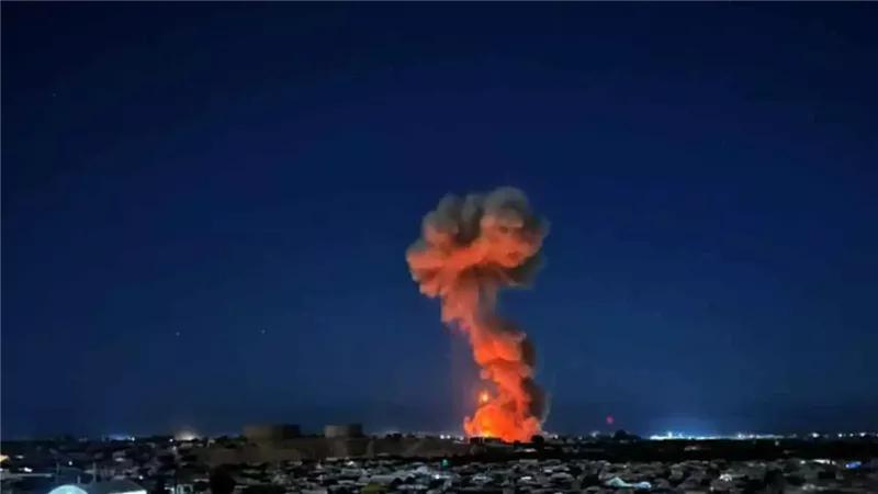 الدخان يتصاعد من موقع الغارة على خان يونس