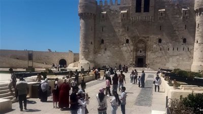 الإسكندرية تتزين بفرحة العيد.. إقبال كبير على الشواطئ والمزارات السياحية في ثالث الأيام
