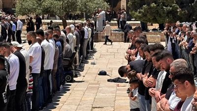 60 ألف مصلٍ يؤدون صلاة الجمعة في المسجد الأقصى رغم قيود الاحتلال المشددة