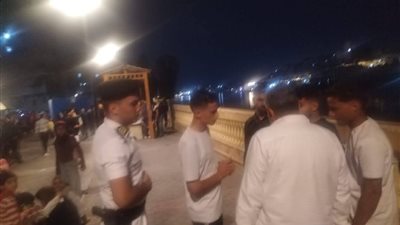محافظ الدقهلية وسط الأهالي بممشى المنصورة في العيد ويستمع إلي مطالبهم