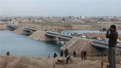 سيارة متوقفة تثير الذعر على جسر الفرات بسوريا.. ما القصة؟