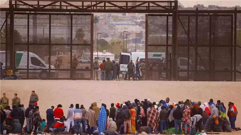 ترحيل آلاف المهاجرين