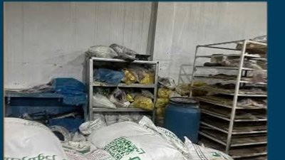 ضبط مصنع حلويات غير مرخص بداخله 8 أطنان دقيق وسكر مجهول المصدر بقنا