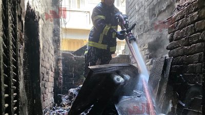 الحماية المدنية بالقاهرة تسيطر على حريق أعلى محل تجاري بالدرب الأحمر