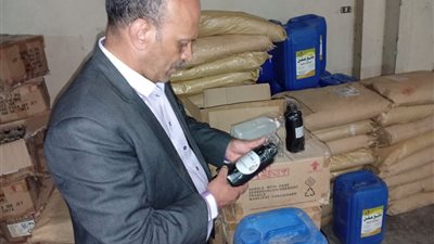 ضبط 2.5 طن مستلزمات دهانات وأحبار منتهية الصلاحية بمخزن سري بطنطا