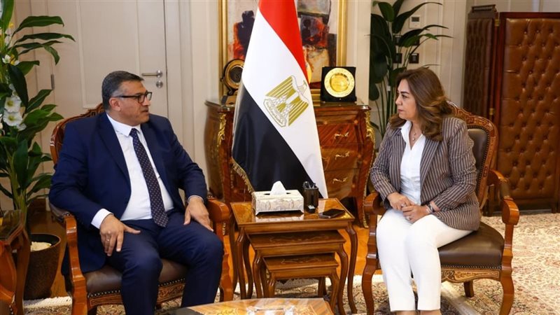 منال عوض ومحافظ قنا
