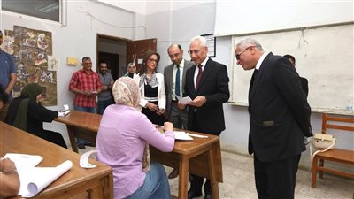 رئيس جامعة المنيا يتفقد لجان الامتحانات بكليات الألسن والفنون الجميلة ودار العلوم