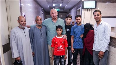 الخطيب يواصل دعمه لمشجع الأهلي المصاب بعد حادث القمة