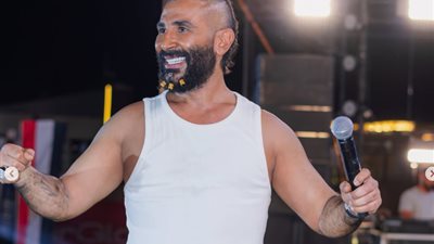 أحمد سعد يثير الجدل بإطلالة غير تقليدية.. والجمهور يتساءل: إلى أين يتجه؟
