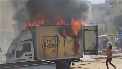 النيران تلتهم سيارة نقل مواد غذائية بالمقطم..والحماية المدنية تتدخل قبل وقوع كارثة