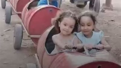 طفطف الغلابة.. أطفال يحولون براميل إلى قطر وينطلقون في فسحة العيد