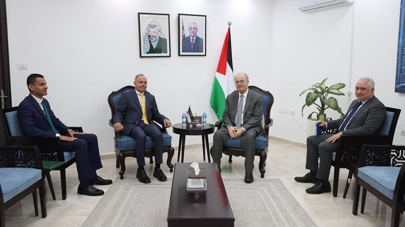 سفير مصر في رام الله يلتقي برئيس الوزراء الفلسطيني