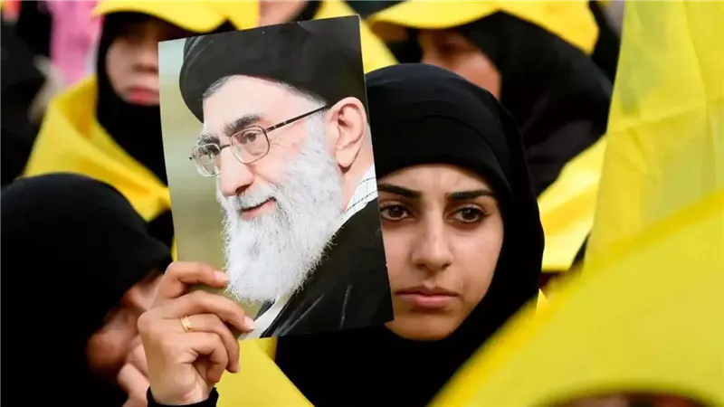امرأة تحمل صورة المرشد الأعلى الإيراني آية الله علي خامنئي  